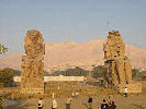 Memnon-Kolosse, Reste einer Tempelanlage 1