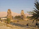 Memnon-Kolosse, Reste einer Tempelanlage 2