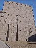 Rechte Seite des Eingangs zum Horustempel in Edfu